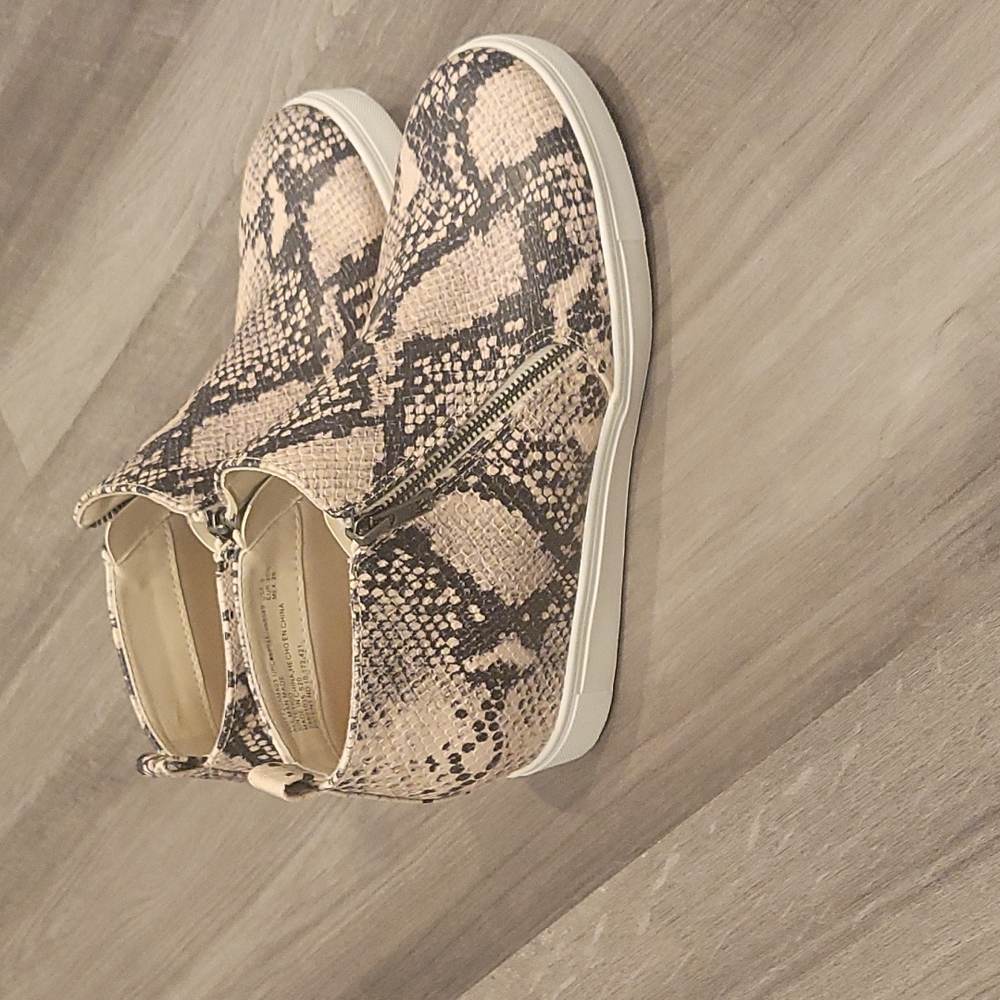 Snakeskin slip on's